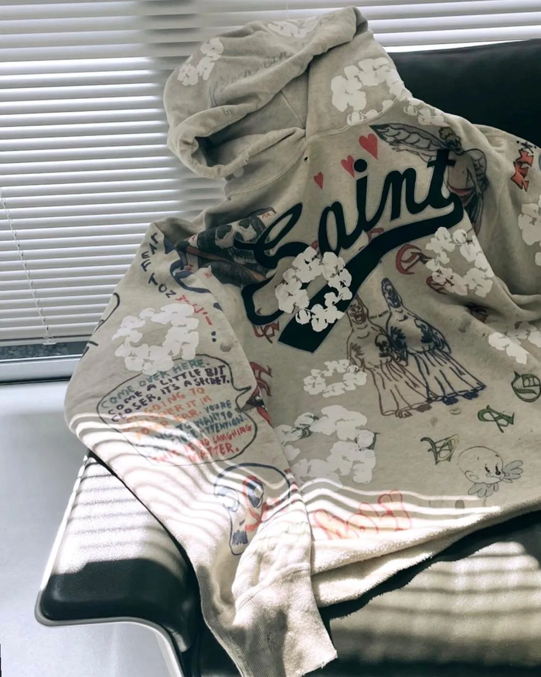 DENIM TEARS × ©SAINT M×××××× "SAINT TEARS" Graffiti Hoodie Joint Model Cotton Graffiti Hoodie Fully Printed Washed Distressed Holes Vintage Sweatshirt Gray S-XL Super Heavy Duty! The whole piece is printed with 35 screens and counterpoint printing!
